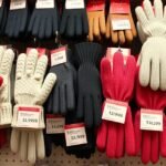 Különböző színű téli kesztyűk árakkal felcímkézve.