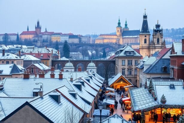 Téli táj Prágában, hóval borított tetők és történelmi látványosságok.