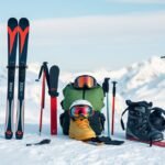 Teljes sífelszerelés csomag a hóban, síléc, sícipő, fejlámpa