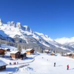 Téli síelés a Dolomitokban festői tájjal és hófedte hegyekkel.