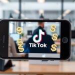 TikTok logó hirdetési költségekkel egy telefon képernyőjén