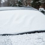 Téli szélvédő takaró havazás alatt egy autó szélvédőjén
